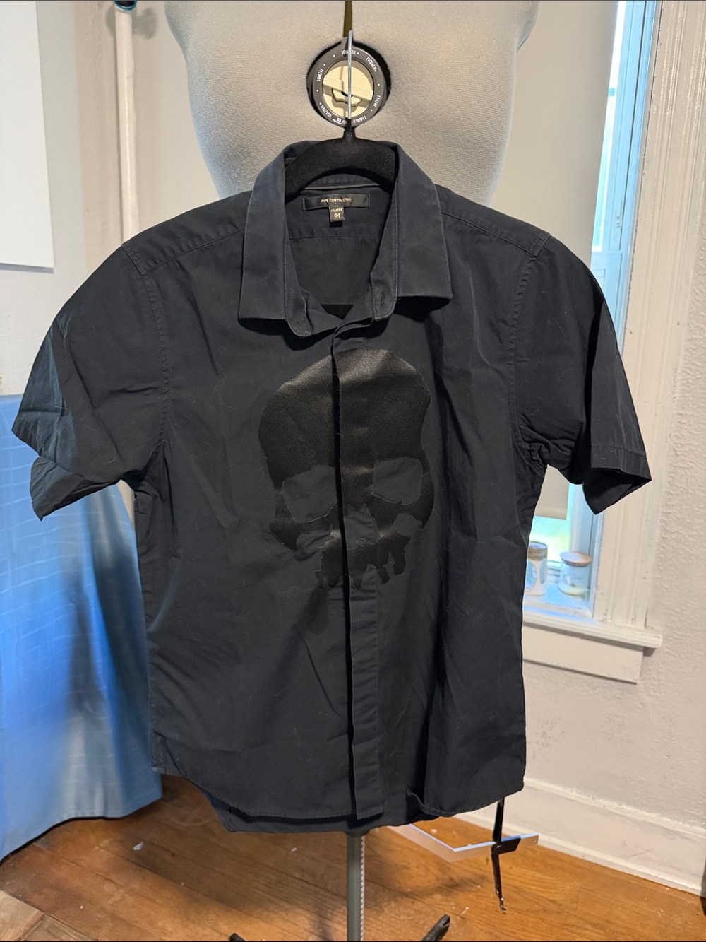 5cm Men's Short-Sleeve Black Button-Down Shirt with Tonal Skull